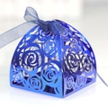 Motifs de roses découpés au laser sur une élégante boîte cadeau bleue avec ruban - Bleu Foncé Réfléchissant