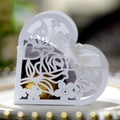 Scatola per bomboniera a cuore tagliata al laser in bianco con decoro floreale e fiocco - Bianco