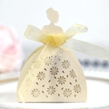 Detail der lasergeschnittenen Gastgeschenkbox in Kleidform mit cremefarbenem Perlpapier - Schmuck Cremestern