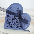 Dettaglio scatola cuore tagliata al laser blu polvere con elegante fiocco in organza - Blu Zaffiro