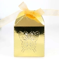 Vue détaillée de la boîte à bonbons papillon dorée avec un nœud en satin jaune - Or Réfléchissant