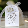 Vue macro d'une boîte cadeau papillon découpée au laser avec ruban et étiquette merci - Blanc (Avec Étiquette)