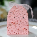 Nahaufnahme der lasergeschnittenen Hochzeits-Geschenkbox in Rosa mit Blumenmuster und Band - Rosa