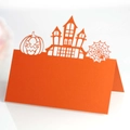 Dettaglio segnaposto Halloween arancione con intaglio laser a forma di zucca e castello - Rosso Arancio