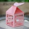Detail van roze lasergesneden geschenkdoos met vlinder en Happy Birthday tekst - Roze