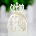 Makro-Detail der lasergeschnittenen Hochzeit-Süßigkeitenbox mit Brautpaar-Krone - Elfenbein