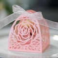 Makroaufnahme der rosa lasergeschnittenen Hochzeits-Süßigkeitenbox mit elegantem Organzaband - Rosa