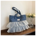 Dettaglio borsa tote in denim blu con volant in organza bianca ed etichetta Fashion - Blu scuro