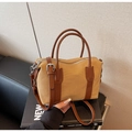 Détail du sac Boston en toile beige avec anses en cuir marron et boucles argentées - Khaki