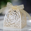 Dettaglio scatola porta confetti rosa intagliata a laser con nastro di organza dorato - Stella Crema Gioiello