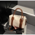 Détail du sac Boston en toile avec garniture en cuir marron et fermeture éclair argentée - Blanc Cassé