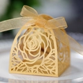 Dettaglio del motivo a rosa dorata tagliata al laser e nastro di chiffon sulla scatola - Oro