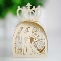 Detail der lasergeschnittenen Hochzeits-Geschenkbox mit Krone und Mr & Mrs Silhouette - Schmuck Cremestern