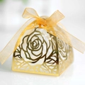Dettaglio della scatola regalo dorata intagliata al laser con fiocco in organza coordinato - Oro Riflettente