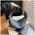 Detail der grauen Croissant-Tasche aus Stoff mit Steppnähten und breitem Trageriemen - Schwarz