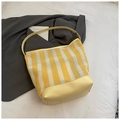 Bolso tote de malla a rayas amarillas y blancas con base reforzada de cuero sintético - Grande / Amarillo