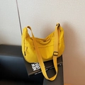 Sac bandoulière demi-lune en nylon jaune vif avec large sangle réglable - Jaune