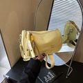 Bolso cilíndrico de nailon arrugado amarillo pálido con bordado verde y correa de tela - Amarillo