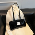Borsa a spalla rettangolare in pelle verniciata nera con etichetta tessuta CLEAR K - Nero
