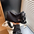 Bolso de hombro media luna en nylon negro con bordado rosa CHUU y correa ancha ajustable - Negro