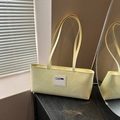 Elegante borsa sottobraccio in pelle verniciata giallo chiaro con logo minimale - Giallo chiaro