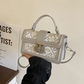 Bolso bandolera cuadrado gris con estampado étnico floral y cierre de giro metálico - Gris
