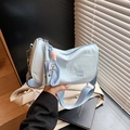 Bolso bandolera de media luna azul claro con correa ancha y cordón decorativo urbano - Azul claro