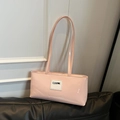 Borsa a spalla in pelle verniciata rosa con toppa Clear Heart K e spalline sottili - Rosa