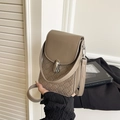 Taupe gewebte Leder-Umhängetasche in quadratischer Form mit silberner Metallschnalle - Khaki