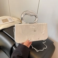 Elegante borsa da sera in acrilico effetto marmo bianco con manico e catena in argento - Bianco