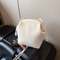 Bolso mini tipo cubo en cuero blanco con grano de lichi y diseño moderno poligonal - Blanco