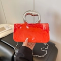Pochette a scatola arancione marmorizzata con manico artistico in metallo argento e catena - Rosso