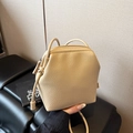 Bolso bombonera minimalista de cuero beige con acabado granulado y correa anudada - Caqui