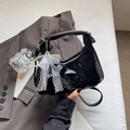 Modische schwarze Kunstledertasche mit Buchstabenprägung und Perlen-Schleifen-Anhänger - Schwarz Mit Anhänger