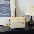 Schicke cremeweiße Nylon-Schultertasche mit DAIOU-Gummilogo und verstellbarem Gurt - Cremeweiß