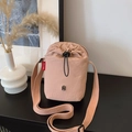 Minimalistische hellrosa Umhängetasche aus Nylon mit Kordelzug und Tragegurt - Rosa