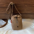 Khaki Nylon Umhängetasche mit Kordelzug, Faltenstruktur und verstellbarem Verschluss - Braun