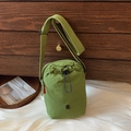 Grasgrüne Nylon-Umhängetasche mit Kordelzug, breitem Gurt und metallischem Logo - Grün