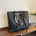Schicke schwarze Shopper-Tasche mit Lychee-Struktur, großem Fassungsvermögen und Seidenschal - Schwarz