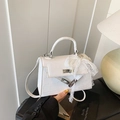 Witte tas in Kelly-stijl met krokodillenprint, kant-hanger en zilveren draaisluiting - Wit met hanger