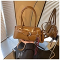 Brown retro high-gloss leather tote bag with metallic ring and woven rope charm - With Pendant Style / Brown