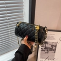 Elegante bolso cilíndrico acolchado negro con cadena dorada y adornos de esferas - Negro