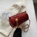 Bolso cilíndrico acolchado rojo con cadena dorada y detalle de bola ajustable - Rojo