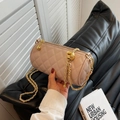 Bolso cilíndrico acolchado rosa nude con correa de cadena dorada ajustable - Caqui