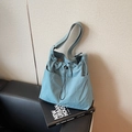 Hellblaue Tunnelzug-Eimertasche aus Nylon mit großer Fronttasche für den Sommer - Blau