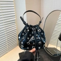 Schwarze Vintage Beuteltasche mit silbernen Nieten, Kordelzug und Kettenriemen - Schwarz