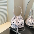 Hellrosa Tunnelzug-Beuteltasche mit silbernen Metallnieten und feiner Kette - Rosa