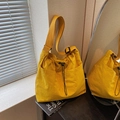 Große gelbe Nylon-Beuteltasche mit Kordelzug und verstellbarem Gurt für Damen - Gelb