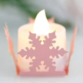 Detalle de portavelas rosa con diseño de copo de nieve y vela LED de luz cálida - Rosa