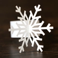 Elegante witte sneeuwvlok servetringen met uitgesneden ontwerp op donkere houten tafel - Wit